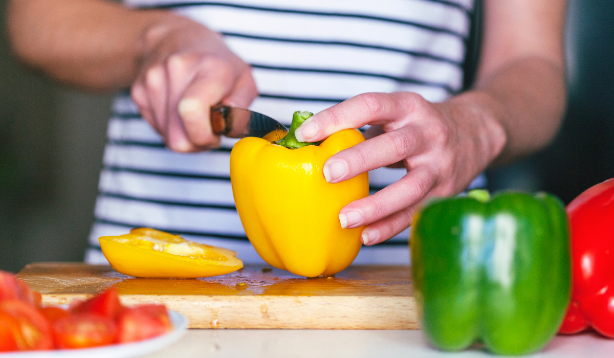 Read more about the article Tudtad? Nem Mindegy Hogyan Vágod Ketté a Paprikát! Íme a Helyes Módszer