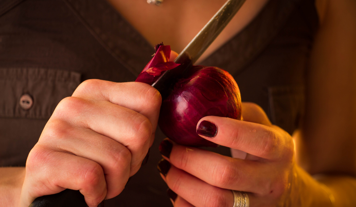 Read more about the article 100-ból 1 Háziasszony Ismeri Ezeket a Titkos „Hagyma Trükköket”! Te Köztük Vagy?