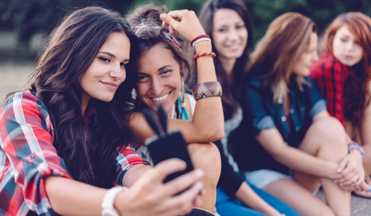 Read more about the article Hogyan Fényképezzünk? 9 Trükk Hogy a Lehető Legjobban Nézz Ki a Fotóidon!